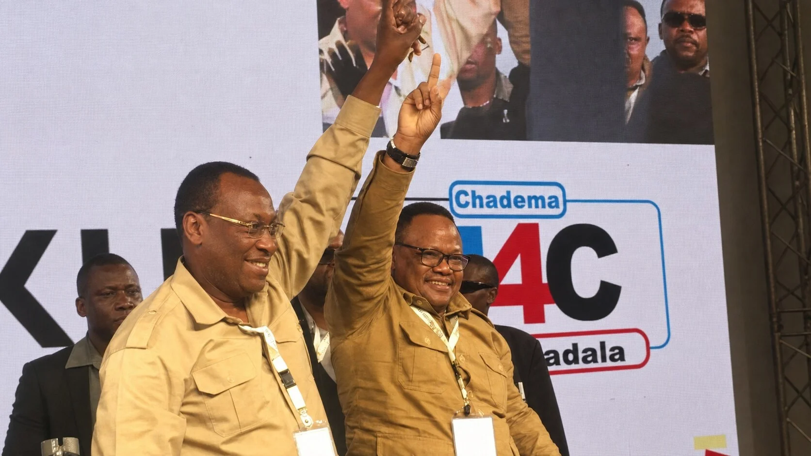 Viongozi wakuu wa Chadema Freeman Mbowe (kushoto) na Tundu Lissu